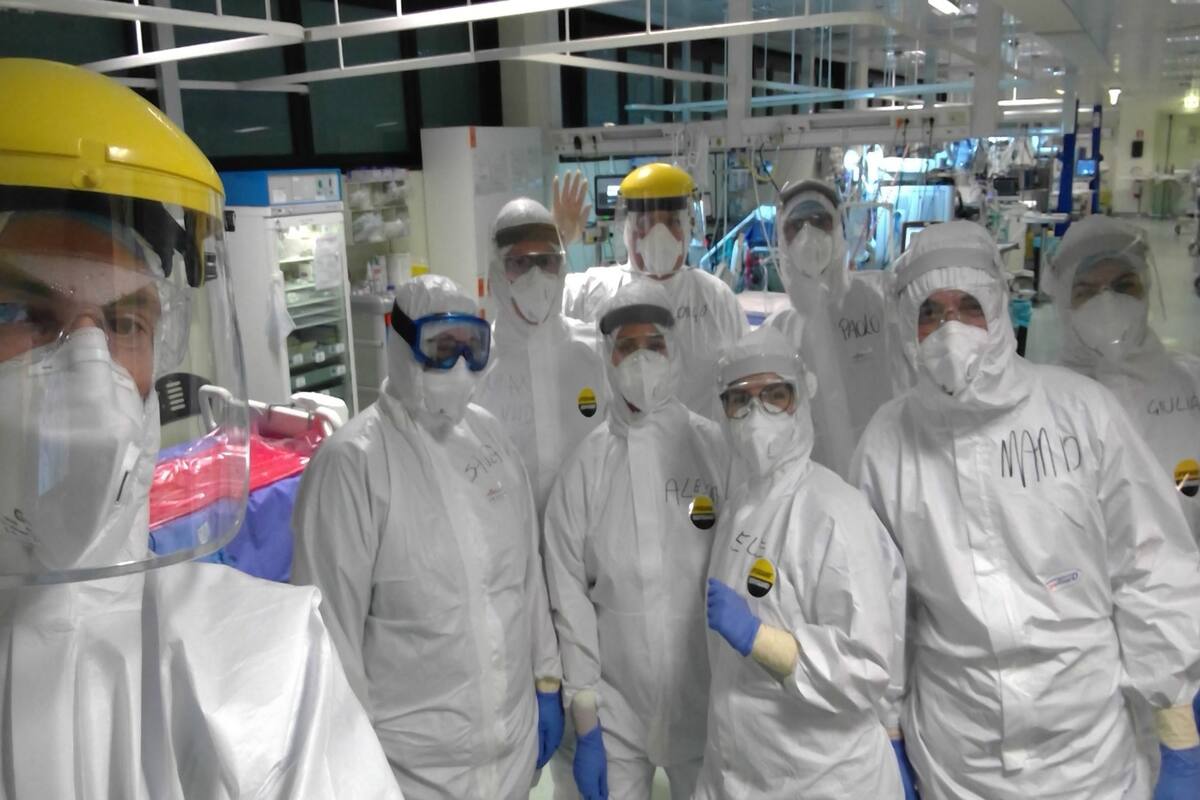 Médicos en una UCI de Milán, una de las ciudades más afectadas por el coronavirus