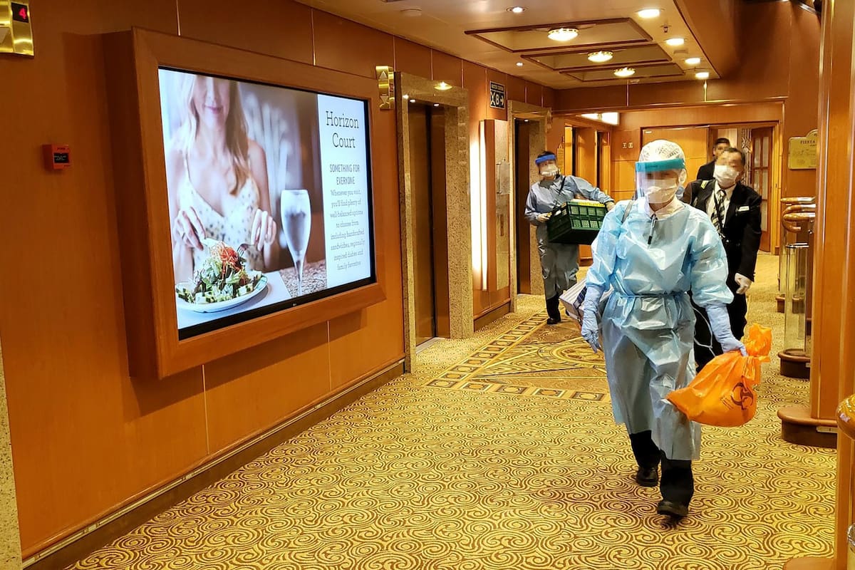 Médicos japoneses trabajan a bordo del crucero Diamond Princess