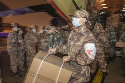 Médicos militares colaboran con el reparto de suministros en Wuhan