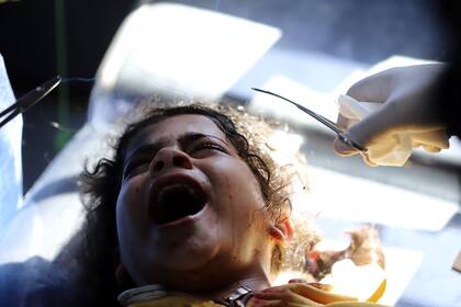 Médicos palestinos tratan a una niña herida en el bombardeo israelí de la Franja de Gaza en el hospital kuwaití del campo de refugiados de Rafah, en el sur de Gaza