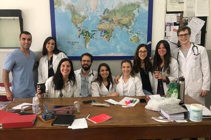 Médicos que se estudiaban, trabajaban, o viajaban por el exterior, se organizan para buscar su repatriación. El objetivo es estar en el país cuando llegue el pico de contagios del virus.