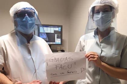 Médicos que utilizan barbijos fabricados por Facundo le agradecen la donación