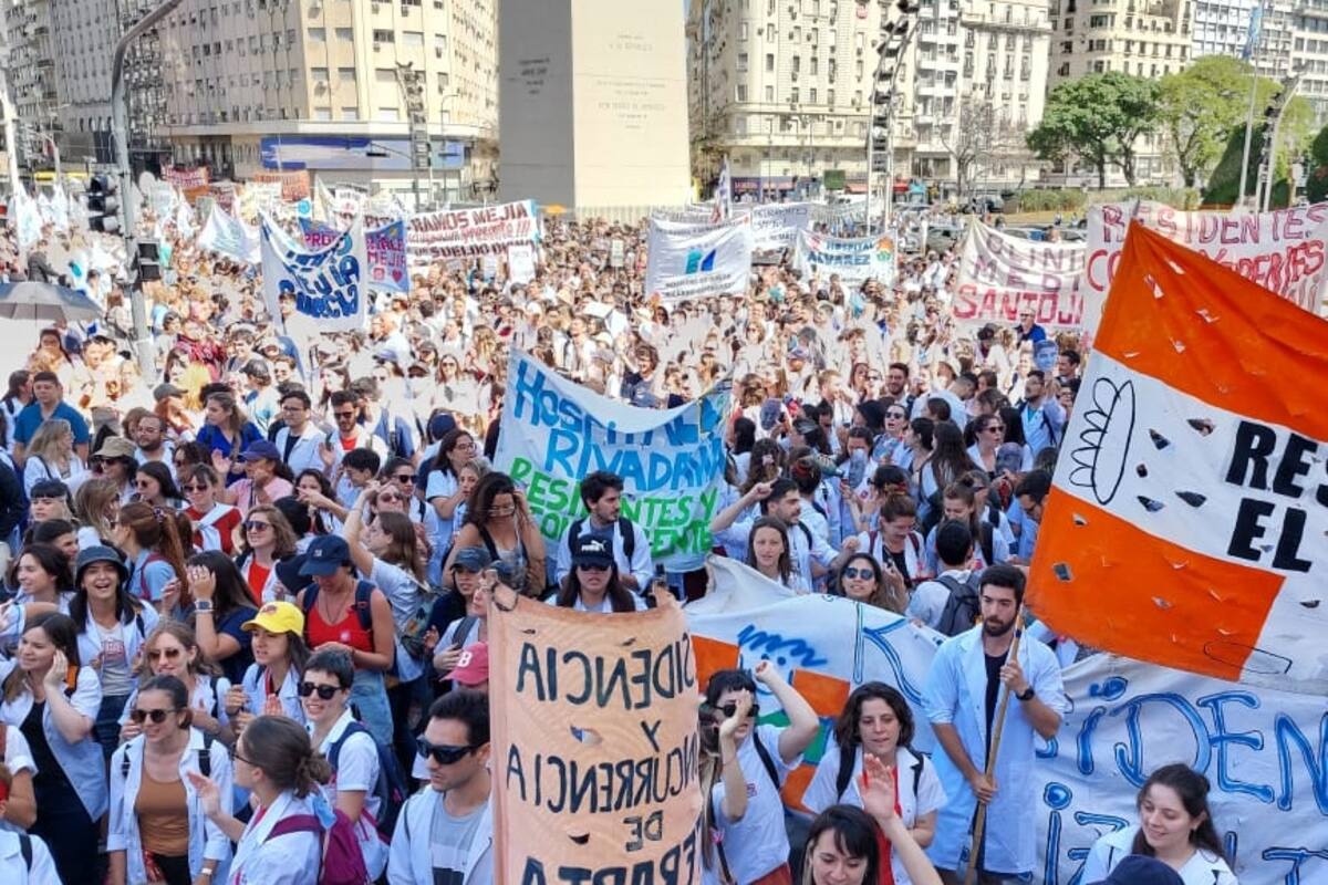 Médicos residentes marchan por octava semana a Bolívar 1, sede del Ministerio de Salud porteño, en reclamo de mejoras laborales