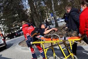 Médicos trasladan a un soldado herido en el ataque a la base militar de Yavoriv