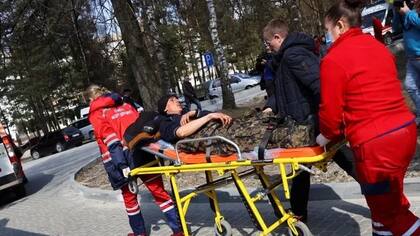 Médicos trasladan a un soldado herido en el ataque a la base militar de Yavoriv