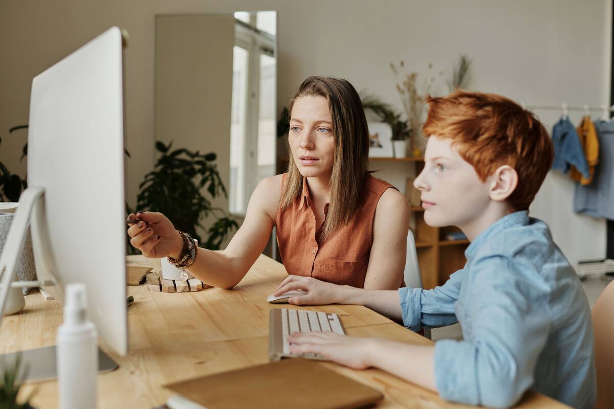 Médicos y especialistas advierten que tanto los adultos cuando trabajan como los chicos durante las clases online deberían cuidar su postura para evitar lesiones y dolores.