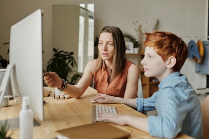 Médicos y especialistas advierten que tanto los adultos cuando trabajan como los chicos durante las clases online deberían cuidar su postura para evitar lesiones y dolores.