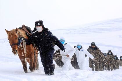 Médicos y militares chinos avanzan en la inhóspita región de Altay