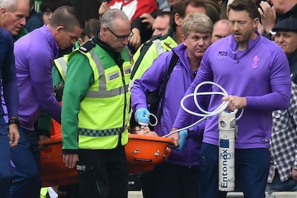El arquero francés es retirado del estadio de Brighton en camilla y con un tubo de oxígeno. Se presume que tuvo una fractura de codo a los tres minutos del partido.
