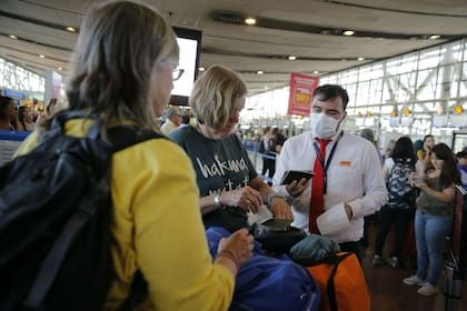 Medidas de prevención por el coronavirus en el aeropuerto de Santiago de Chile