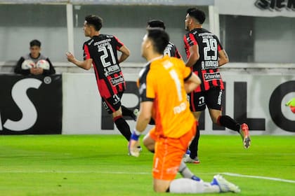 Medina empieza el festejo de su gol, el primero de Patronato; se lamenta Toselli