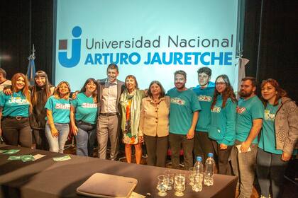 Medina, Kochen y Franchi, en la presentación de Cannabis Conicet, junto con estudiantes de la UNAJ