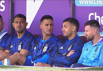 Medina, Musso, Paredes y Messi en el banco, una imagen antes impensada que en los últimos años el capitán asumió como parte de un plan mayor