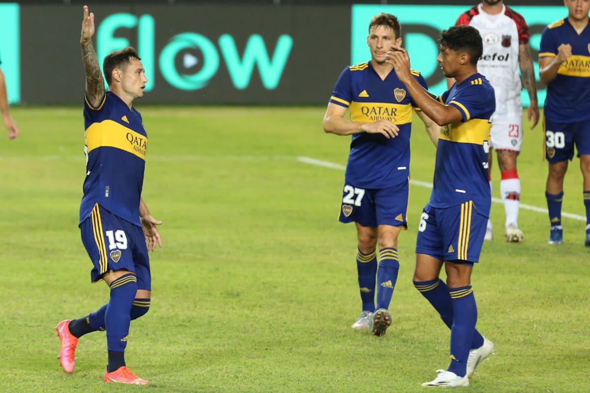 Medina y Soldano se acercan a saluda ra Zárate, tras el penal que sentenció el 3 a 0 sobre Defensores de Belgrano