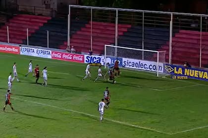 Medio arco libre, y Alexander Sosa, de Patronato, se pierde un gol frente a Sarmiento; el cuadro de Junín triunfó por 1-0 en Paraná y es copuntero de la zona 1 de la Copa de la Liga Profesional.
