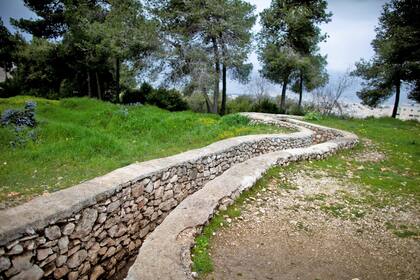 Parte de una trinchera en un antiguo puesto militar jordano conocido como Ammunition Hill. Construido originalmente por los británicos, el sitio fue capturado por Jordania en la guerra de 1948-1949 y retenido por ellos hasta que las tropas israelíes lo capturaron en la Guerra de los Seis Días de 196
