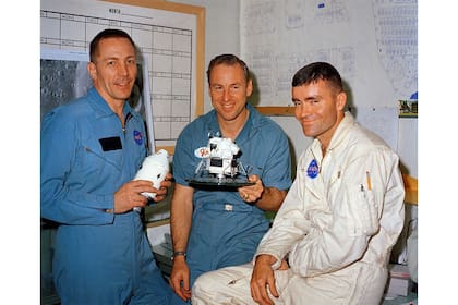 Medio siglo después, la hazaña de Apolo 13 sigue vigente y además inspira preguntas sobre el presente de la tecnología. En la foto, los astronautas Swigert, Lovell y Haise el día anterior al lanzamiento de la misión