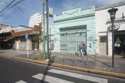 Mediodía con persianas bajas en locales de Monte Castro, una constante