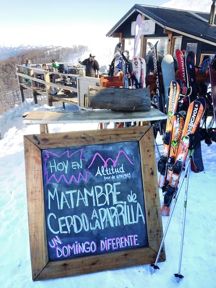 Mediodía soleado en el deck del refugio Altitud, a 1500 metros