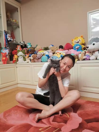 Medios estatales chinos difundieron fotos de Peng Shuai, supuestamente publicadas por ella este viernes