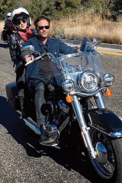 “Meditación en dos ruedas”, el nuevo hobby de la pareja, que disfruta de viajar por el mundo en moto.
