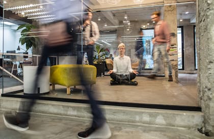 Meditar reduce las distracciones y refina la percepción sensorial