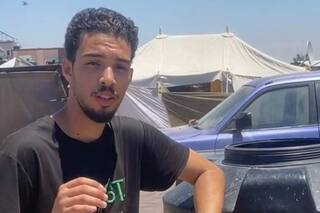 Vive hace meses en una carpa y cuenta para millones de personas cómo se vive en Gaza en medio de la guerra