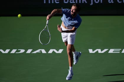 Medvedev tuvo en el saque una de sus herramientas más poderosas para dejar en el camino a un Alcaraz sorprendido por el nivel del ruso.