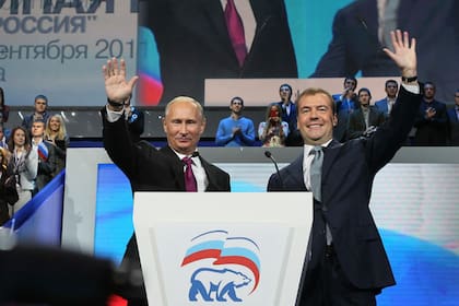 Vladimir Putin y Dimitri Medvedev, en un acto en Moscú en 2020