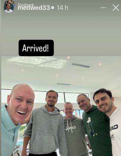 Medvedev y su equipo, tras la travesía que realizó el ruso para salir de Dubai en medio del conflicto bélico, celebró llegar a Estados Unidos