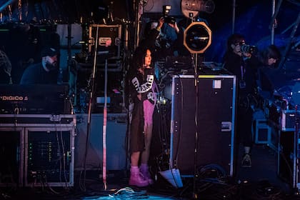 Megan Fox en el escenario, durante el show de su novio, Machine Gun Kelly