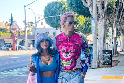 Megan Fox y Machine Gun Kelly disfrutan de una cita de día y con colores estridentes