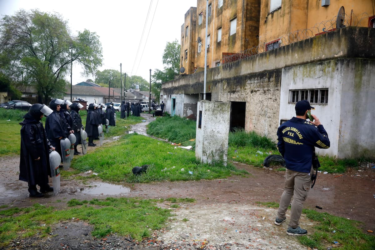 Megaoperativo en las torres del barrio Etchepare, en Mar del Plata.