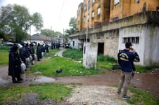 Más de 200 policías rodearon una zona caliente de Mar del Plata, donde secuestraron armas, municiones y drogas
