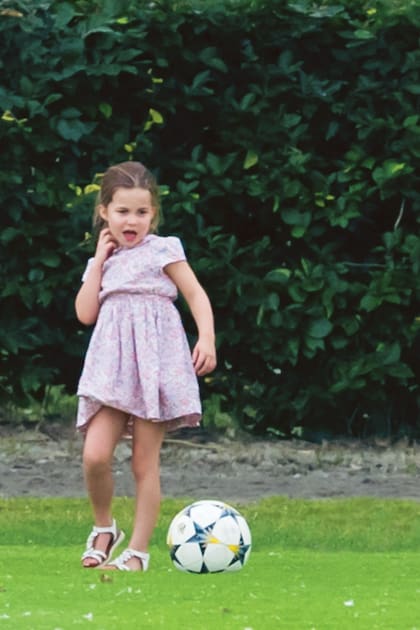 La princesa Charlotte cumplió 4 años el pasado 2 de mayo y dio muestras de la buena relación que tiene con su hermano mayor, George, con quien pasó gran parte de la jornada pateando una pelota de fútbol. El vestido Liberty que llevó es de Marie Chantal y se consigue en su página.