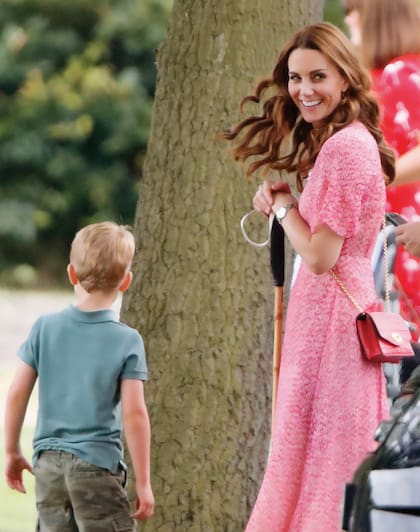 Kate deslumbró con un vestido romántico de L.K. Bennett –una de sus etiquetas preferidas– y una bandolera de Mulberry.
