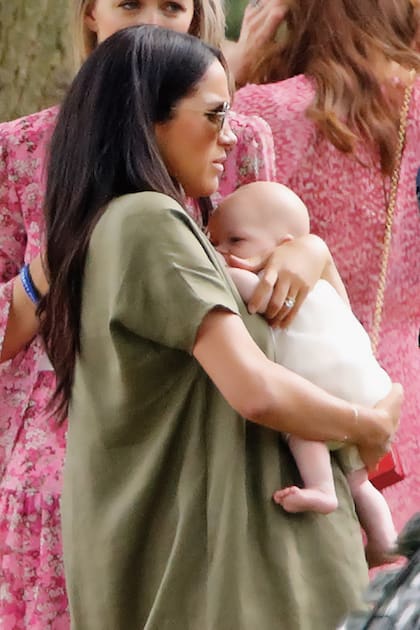 Meghan se mostró más relajada y accesible que lo habitual. Se cree que esta actitud fue consecuencia de las críticas que sufrió tras su paso, en solitario, por Wimbledon.