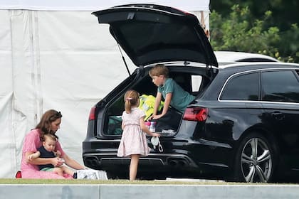 A la duquesa le encanta compartir los planes al aire libre con sus hijos. Siempre se muestra como una madre muy dedicada y parece que le gusta ocuparse ella misma de sus chicos