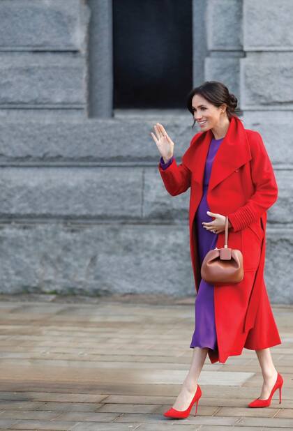 en Birkenhead lució uno de sus looks más coloridos, quizás en homenaje a Lady Diana, que cada tanto se decantaba con esta combinación cromática: tapado de Sentaler, vestido de Babaton, para Aritzia, stilettos de vértigo Stuart Weitzman y cartera en cuero de oveja de Gabriela Hearst.