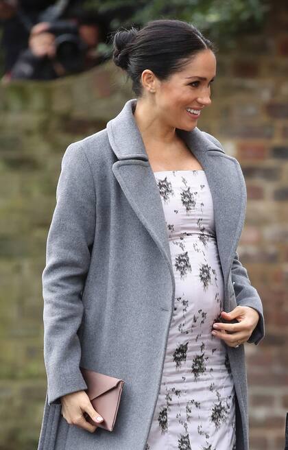 Para visitar la Royal Variety Charity’s Brinsworth House, una residencia para ancianos en Twickenham, eligió un vestido de estampa floral de Brock Collection, que combinó con tapado Soia Kyo y sobre de Wilbur Gussie.