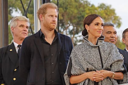 Meghan apostó por un look de Carolina Herrera, con una capa ceñida a la cintura que pertenece a la temporada pasada de la firma. Como complementos, le sumó un reloj de oro de Cartier y aros (también de oro) de Tabeyer.