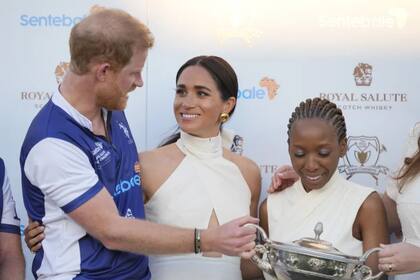 Meghan le hizo gestos a la joven para que se aleje del príncipe Harry