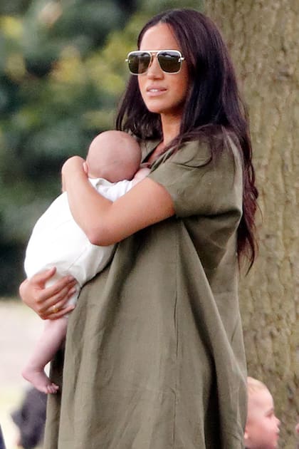 Meghan llevó un vestido de lino de Lisa Marie Fernandez (el modelo se llama Rosetta V-Neck, su valor es de 454 libras esterlinas y ya está agotado) y anteojos de Givenchy