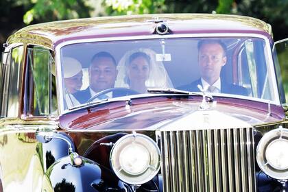 Meghan Markle, en el centro, y su madre Doria Ragland, a la izquierda, parten del hotel en Taplow hacia la boda