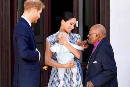 Meghan Markle publicó un texto en el New York Times que hace unos meses perdió un embarazo. En el relato también mencionó lo vulnerable que se sintió durante la gira en África cuando tuvo que amamantar a Archie de cuatro meses