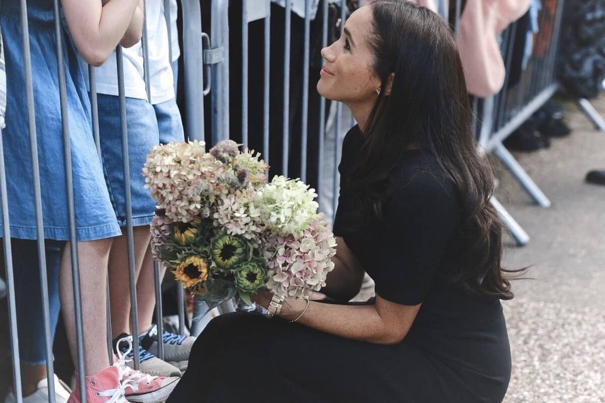 Meghan Markle recibió varios de los arreglos florales que los súbditos se acercaron a entregar frente al castillo de Windsor