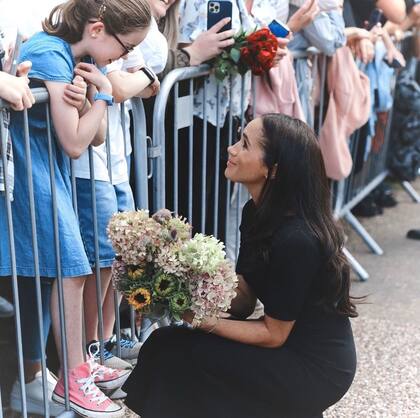 Meghan Markle recibió varios de los arreglos florales que los súbditos se acercaron a entregar frente al castillo de Windsor