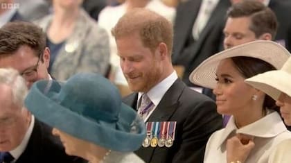 Meghan Markle revisando su cuello varias veces durante el servicio religioso (Crédito: Captura de video/BBC)