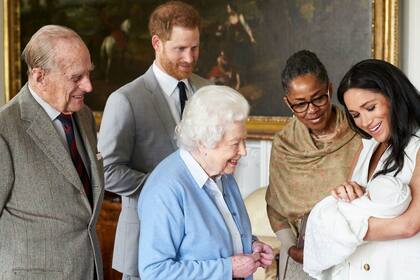 Meghan Markle y el príncipe Harry con su bebé recién nacido Archie, acompañados por la madre de Meghan, la reina de Isabel II y su marido, el fallecido duque de Edimburgo