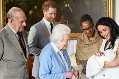 Meghan Markle y el príncipe Harry con su bebé recién nacido Archie, acompañados por la madre de Meghan, la reina de Isabel II y su marido, el fallecido duque de Edimburgo